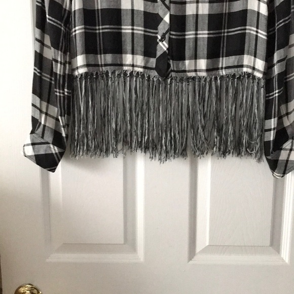 Fringed Cropped Woman’s Blouse Black White Plaid Button Up Top Size XSMALL - Picture 4 of 7